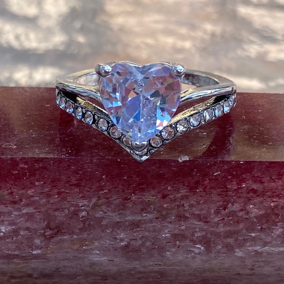 Exquisite White Sapphire 925 Sterling Silver Heart Shaped Ring Size 5 1/2 - Picture 6 of 15